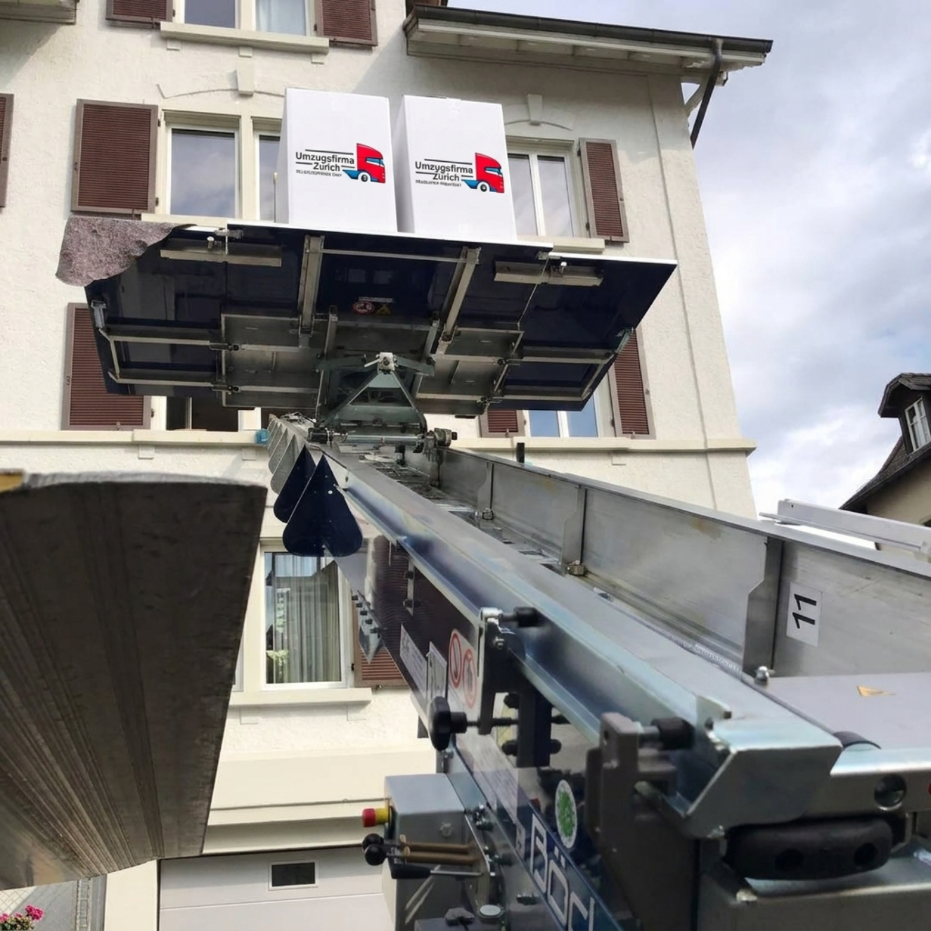 Möbellift im Einsatz bei einem Umzug in Zürich