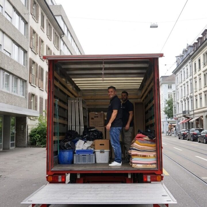 UFZ Mitarbeiter bei einer Räumung und Entsorgung mit beladenem Umzugswagen in Zürich